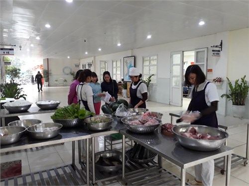 Trường mầm non Bồ Đề phối hợp cùng với  phụ huynh các lớp kiểm tra giám sát việc giao nhận thực phẩm tại bếp ăn.
